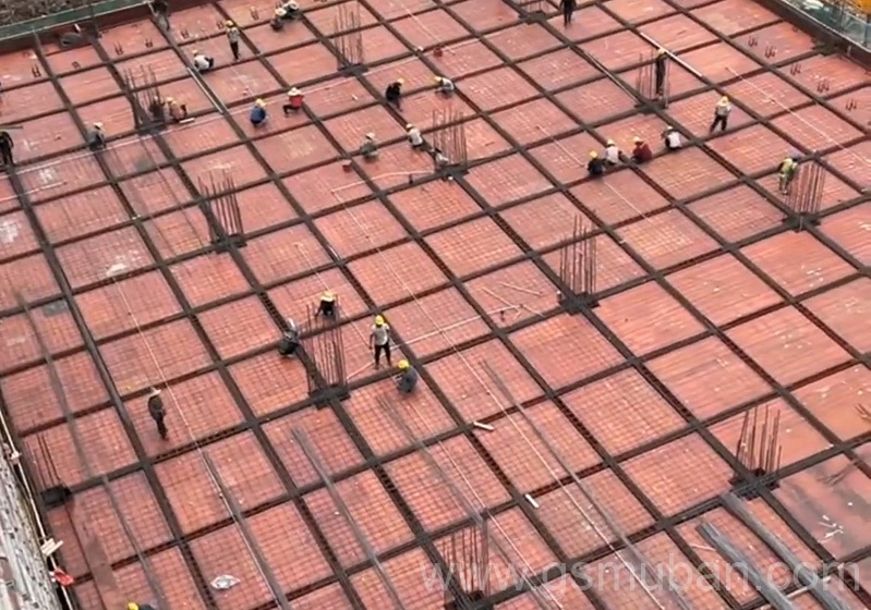 一張建筑紅模板樣品，促成合作案例